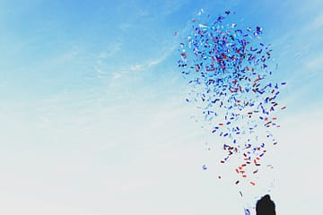 Blauwe lucht met feestelijke confetti
